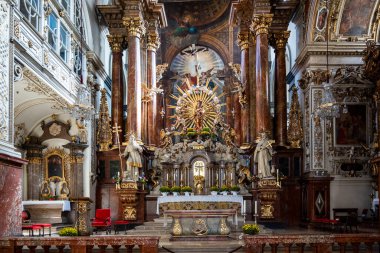 Viyana, Avusturya. 01 Ekim 2023. Avusturya 'nın Viyana kentinde bulunan Fransisken Kilisesi' nin (St. Jerome Kilisesi) tarihi barok iç mimarisi.