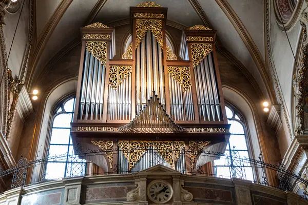 Viyana, Avusturya. 01 Ekim 2023. Avusturya 'nın Viyana kentinde bulunan Fransisken Kilisesi' nin (St. Jerome Kilisesi) tarihi barok iç mimarisi.