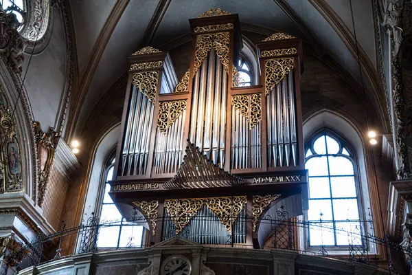 Viyana, Avusturya. 01 Ekim 2023. Avusturya 'nın Viyana kentinde bulunan Fransisken Kilisesi' nin (St. Jerome Kilisesi) tarihi barok iç mimarisi.