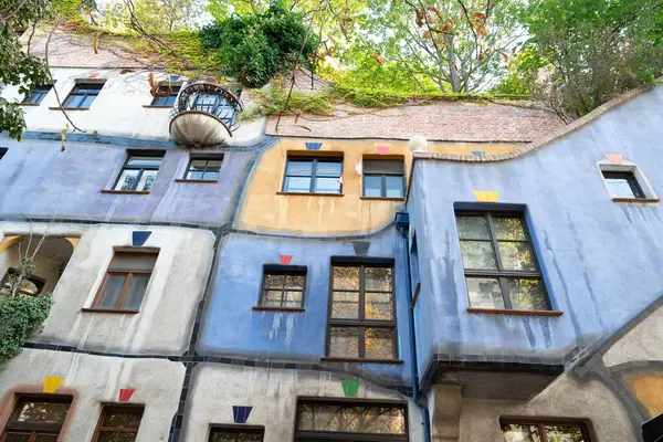 Viyana, Avusturya. 01 Ekim 2023. Hundertwasser evinin dışavurumcu mimarisi, doğayla uyum içinde tasarlanmış apartman.
