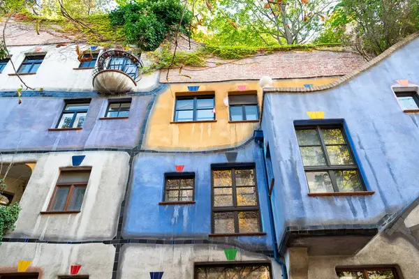 Viyana, Avusturya. 01 Ekim 2023. Hundertwasser evinin dışavurumcu mimarisi, doğayla uyum içinde tasarlanmış apartman.