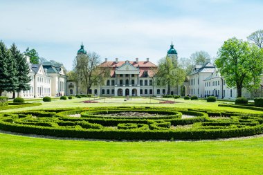 Kozlowka, Polonya 29 Nisan 2023 Zamoyski sarayı ve bahçesi baharın başlarında