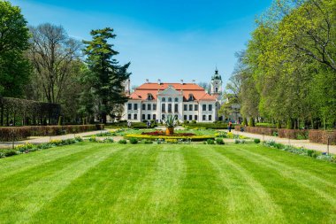 Kozlowka, Polonya 29 Nisan 2023 Zamoyski sarayı ve bahçesi baharın başlarında