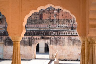 Amer, Jaipur, Hindistan 16 Şubat 2024 Tarihi Amber Kalesi Koridorları ve kemerleri