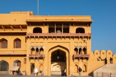 Amer, Jaipur, Hindistan. 16 Şubat 2023 Amber Kalesi 'ndeki (veya Amer Kalesi' ndeki) avluya bakın.)
