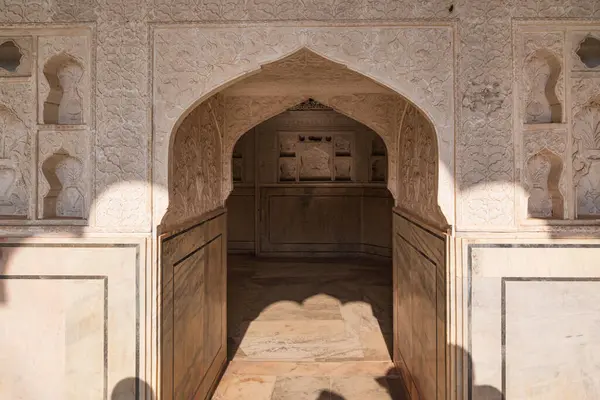 Amer, Jaipur, Hindistan 16 Şubat 2024 Tarihi Amber Kalesi Koridorları ve kemerleri