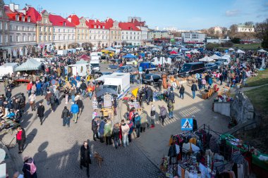 Lublin, Polonya, 25 Şubat 2025. Şehir meydanındaki bit pazarından alışveriş yapan kalabalık.