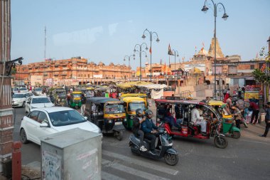 Jaipur, Rajasthan, Hindistan, 15 Şubat 2024. Şehir merkezinde trafik yoğun.