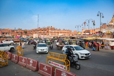 Jaipur, Rajasthan, Hindistan, 15 Şubat 2024. Şehir merkezinde trafik yoğun.