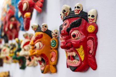 Hindistan 'da bir hediyelik eşya dükkanında satılan Buda' nın öfkeli bir tezahürü olan Hint tanrısı Mahakala 'nın maskeleri.