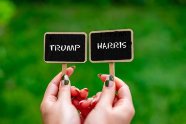 ABD başkanlığı seçim mitinginde iki rakibin konsept fotoğrafı. Trump ve Harris yeşil arka plana karşı tebeşirle yazı yazmışlar.