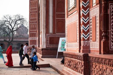 Agra, Hindistan. 02 / 14 / 2024 02 / 14 / 2024 Taj Mahal 'e her gün birçok turistin girdiği kapı