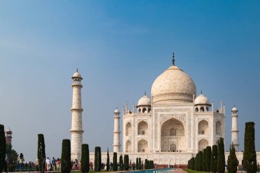 Agra, Hindistan 02 / 14 / 2024 Dünyaca ünlü Hint mozolesi Taj Mahal mavi gökyüzüne karşı