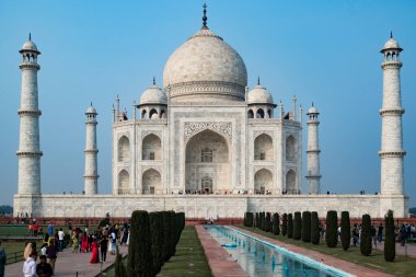 Agra, Hindistan 02 / 14 / 2024 Dünyaca ünlü Hint mozolesi Taj Mahal mavi gökyüzüne karşı