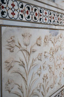 Agra, Hindistan 02 / 14 / 2024 Dünyaca ünlü Hint mozolesi Taj Mahal mavi gökyüzüne karşı