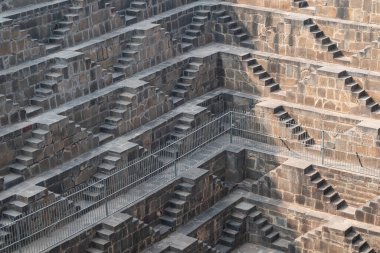 13 katlı Chand Baori Stepwell 8. yüzyılda Hindistan, Rajasthan, Abhaneri 'de inşa edildi.