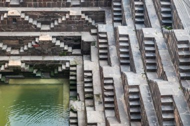 13 katlı Chand Baori Stepwell 8. yüzyılda Hindistan, Rajasthan, Abhaneri 'de inşa edildi.