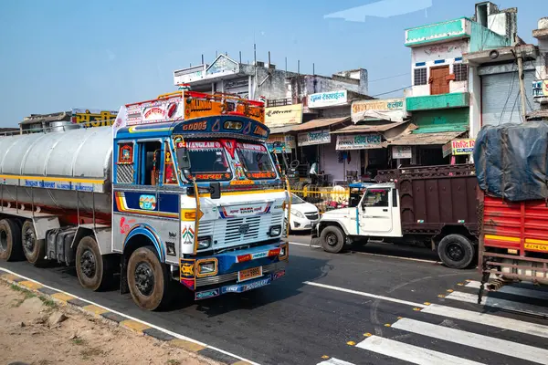 Rajasthan, Hindistan 14 Şubat 2024 Yoğun bir otoyolda kamyonlar
