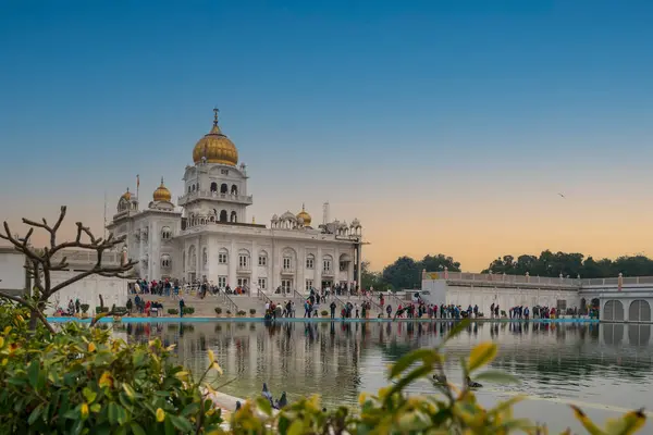 Yeni Delhi, Hindistan. 02/12/2024. Hindistan 'ın en büyük Sih tapınaklarından biri, Gurdwara Bangla Sahib.
