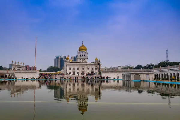Yeni Delhi, Hindistan. 02/12/2024. Hindistan 'ın en büyük Sih tapınaklarından biri, Gurdwara Bangla Sahib.