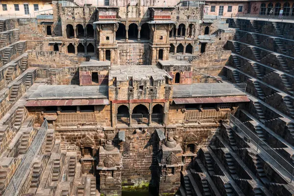 13 katlı Chand Baori Stepwell 8. yüzyılda Hindistan, Rajasthan, Abhaneri 'de inşa edildi.