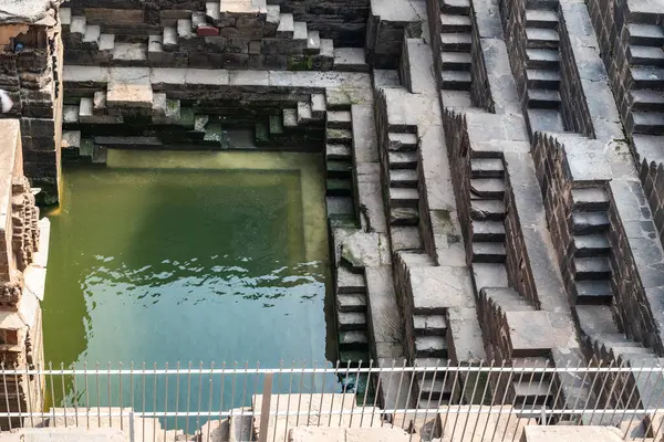 13 katlı Chand Baori Stepwell 8. yüzyılda Hindistan, Rajasthan, Abhaneri 'de inşa edildi.