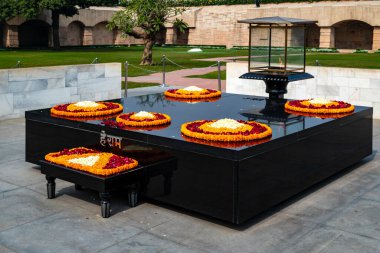 Hindistan, Delhi 'de Raj Ghat, Mahatma Gandhi anıtı ünlü Hintli liderin yakıldığı yerde.