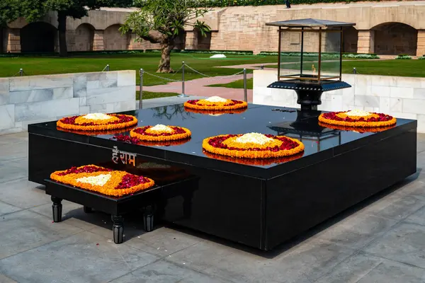 Hindistan, Delhi 'de Raj Ghat, Mahatma Gandhi anıtı ünlü Hintli liderin yakıldığı yerde.