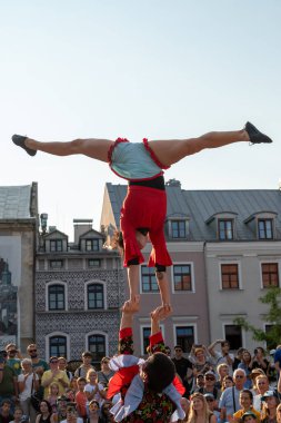 Lublin, Polonya 26 Temmuz 2024 birkaç jimnastikçi sirk festivali 'Karnaval Sztukmistrzowu' nda gösteri yaptılar.