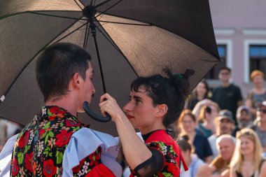 Lublin, Polonya 26 Temmuz 2024 birkaç jimnastikçi sirk festivali 'Karnaval Sztukmistrzowu' nda gösteri yaptılar.