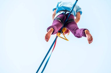 Lublin, Polonya 25 Temmuz 2024 Kentsel Highline Festivali sırasında Eski Şehir 'de gergin bir çizgide