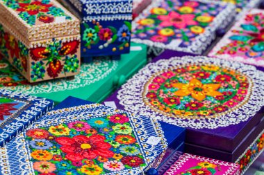 Polonya 'daki bir sanat fuarında sanatsal tekstil ürünlerinin geleneksel Polonya halk düzeninde yakın plan çekimleri.