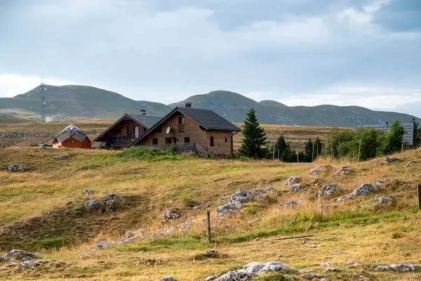 Vercors, Fransa 15 Ağustos 2024 Alpler öncesi Fransa bölgesindeki çoban yerleşimlerinin çevresindeki dağlık alanlar.
