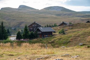 Vercors, Fransa 15 Ağustos 2024 Alpler öncesi Fransa bölgesindeki çoban yerleşimlerinin çevresindeki dağlık alanlar.