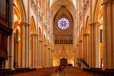 Lyon, Fransa, 17 Ağustos 2024. Gotik Aziz John Katedrali 'nin iç mimarisi.