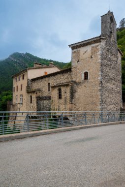 Pontaix, Fransa, 15 Ağustos 2024 Fransa 'da Drome nehrinin kıyısında küçük bir kasabada eski evler