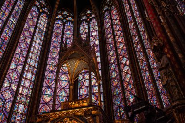 Paris, Fransa 15 Ağustos 2024, Sainte Chapelle 'deki gotik vitray pencereler, Ile de la Cite' deki Fransız Krallar Sarayı 'ndaki şapel.