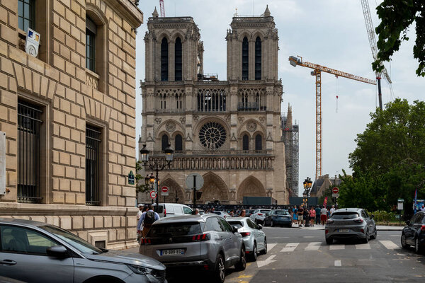 Париж, Франция, 15 августа 2024 г. Вид на собор Парижской Богоматери, восстанавливаемый после пожара