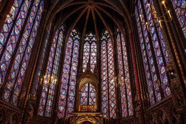 Paris, Fransa 15 Ağustos 2024, Sainte Chapelle 'deki gotik vitray pencereler, Ile de la Cite' deki Fransız Krallar Sarayı 'ndaki şapel.