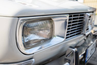 Lublin, Polonya 24 Ağustos 2024 Klasik klasik eski zaman saab 99 far yakın çekim