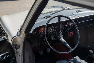 Lublin, Polonya 24 Ağustos 2024 eski Saab 99 direksiyon ve gösterge paneli