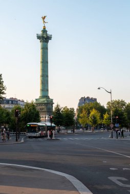 Paris, Fransa, 12 Ağustos 2024 Fransız Devrimi anısına Place de la Bastille 'de takılan insanlar