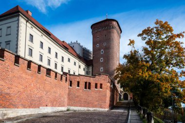 Krakow, Polonya, 29 Ekim 2023 Wawel Kalesi 'ni çevreleyen tarihi duvar ve müzenin girişindeki kule.