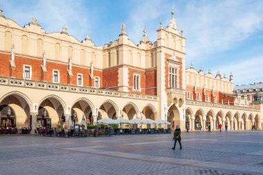 Krakow, Polonya 29 Ekim 2024 Rönesans Kuaför Salonu (sukiennice) Eski Şehir 'deki ana pazar meydanının merkezinde.