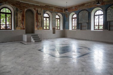Wlodawa, Polonya, 28 Haziran 2023. İkinci Dünya Savaşı sırasında yok edilen Küçük Sinagog 'un içinde kalan polikrom kalıntılarıyla birlikte.