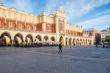 Krakow, Polonya 29 Ekim 2024 Rönesans Kuaför Salonu (sukiennice) Eski Şehir 'deki ana pazar meydanının merkezinde.