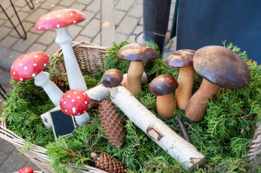 Kırmızı ve kahverengi mantarlardan ve yosunlardan yapılmış bir sonbahar süsü.