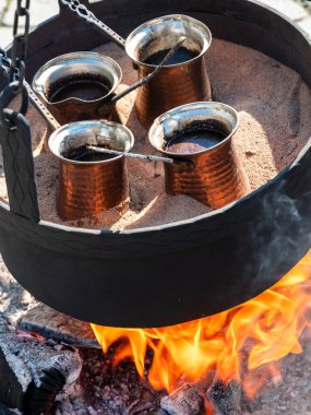 Sıcak kumda açık ateşte Türk kahvesi pişirmek