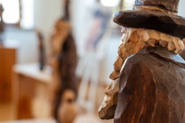 Wlodawa, Polonya, 21 Eylül 2024 Polonya Ortodoks Yahudilerinin heykelleri Sinagog 'da sergileniyor