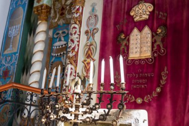 Wlodawa, Polonya, 21 Eylül 2024 Hekhal veya Aron Qodesh olarak da bilinen Tevrat yayı ve Büyük Sinagog 'daki tapınak menorası.